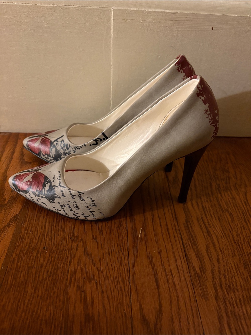 Women's White Floral Script Pointed Toe Pumps